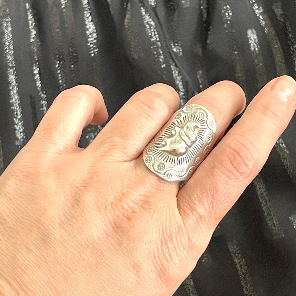 Gorgeous sterling silver ring with an elephant